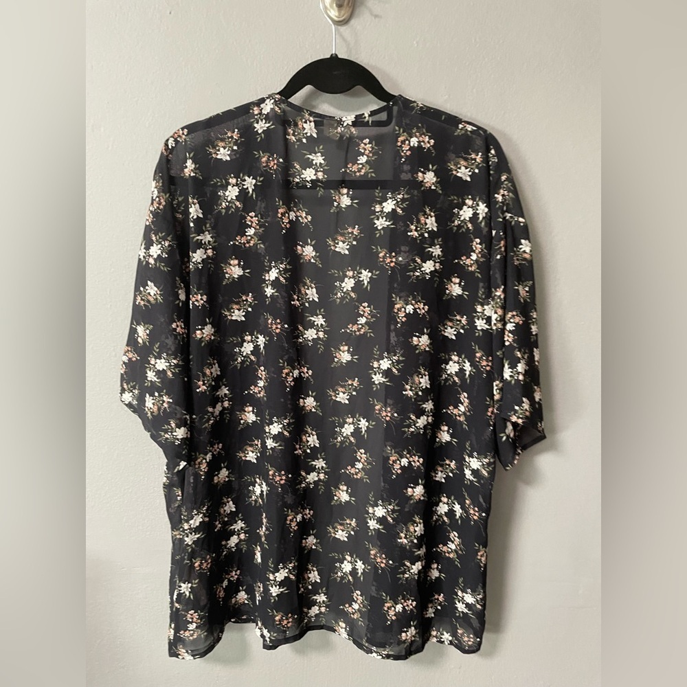 Hey Babe boho black floral printed sheer kimono and lined shorts set. Size Small - Picture 2 of 11
